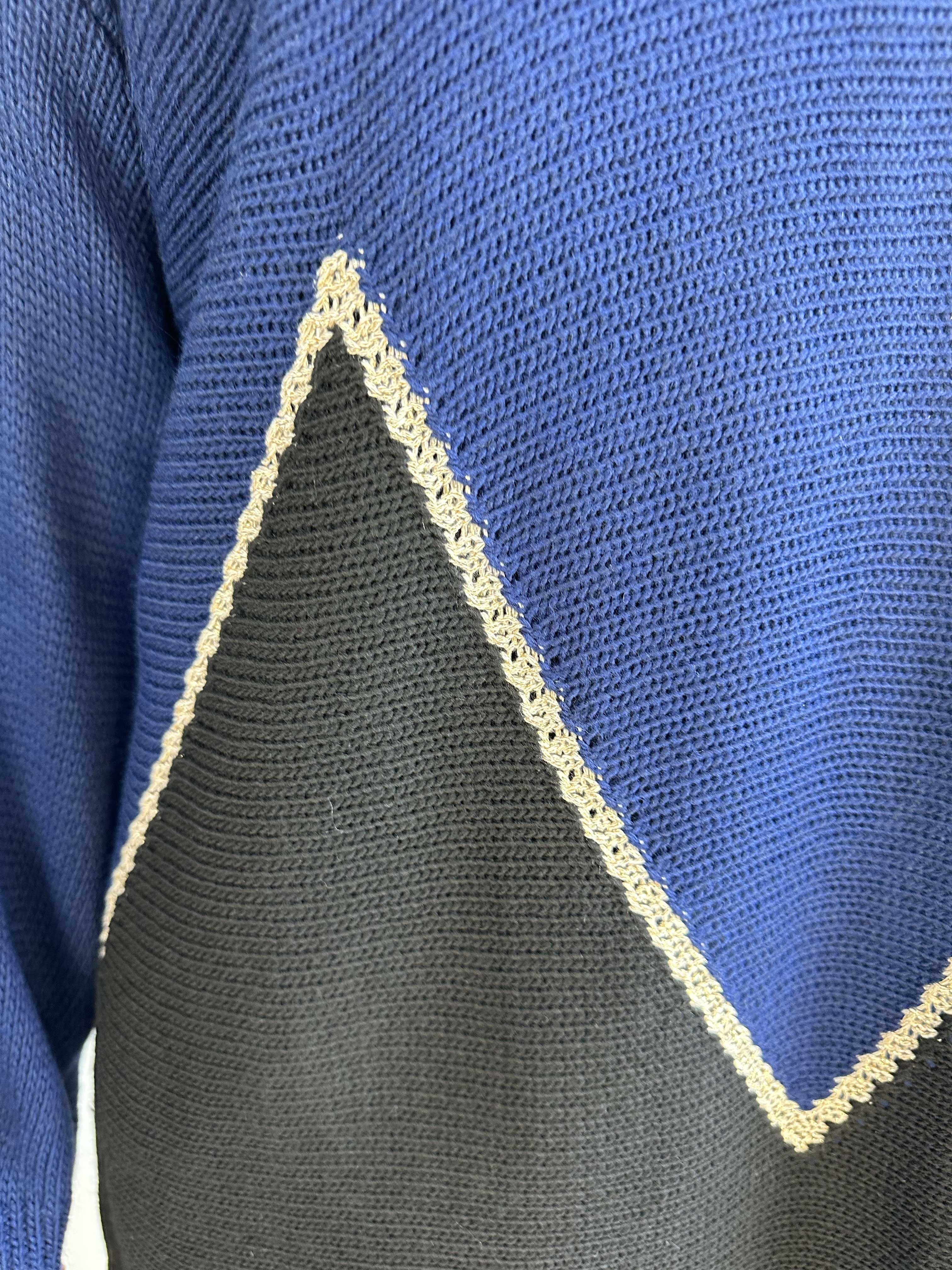 Amara - Tofarvet strikkjole med gulddetaljer